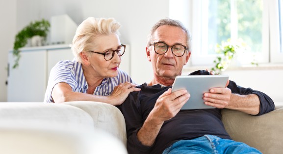 Couple looking at news 