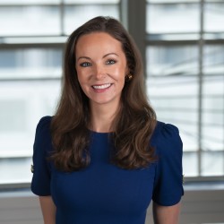 Mary Leonard Headshot